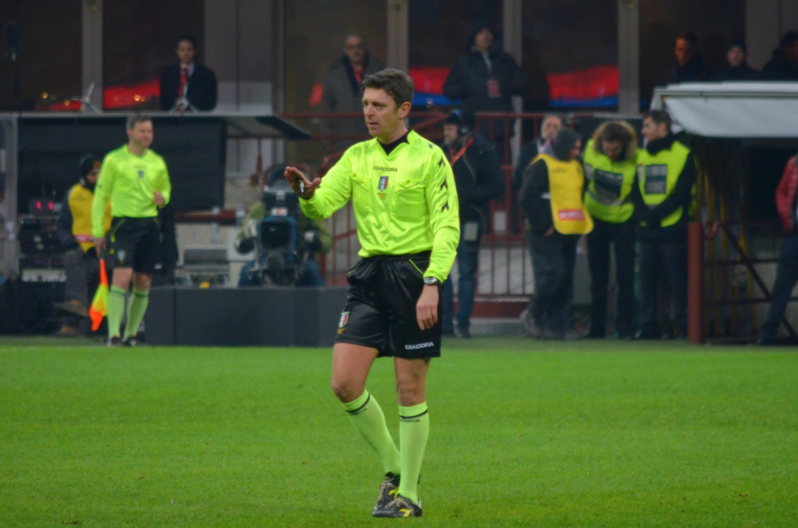 Gianluca Rocchi durante un quarto di finale di Coppa Italia allo stadio Giuseppe Meazza di Milano