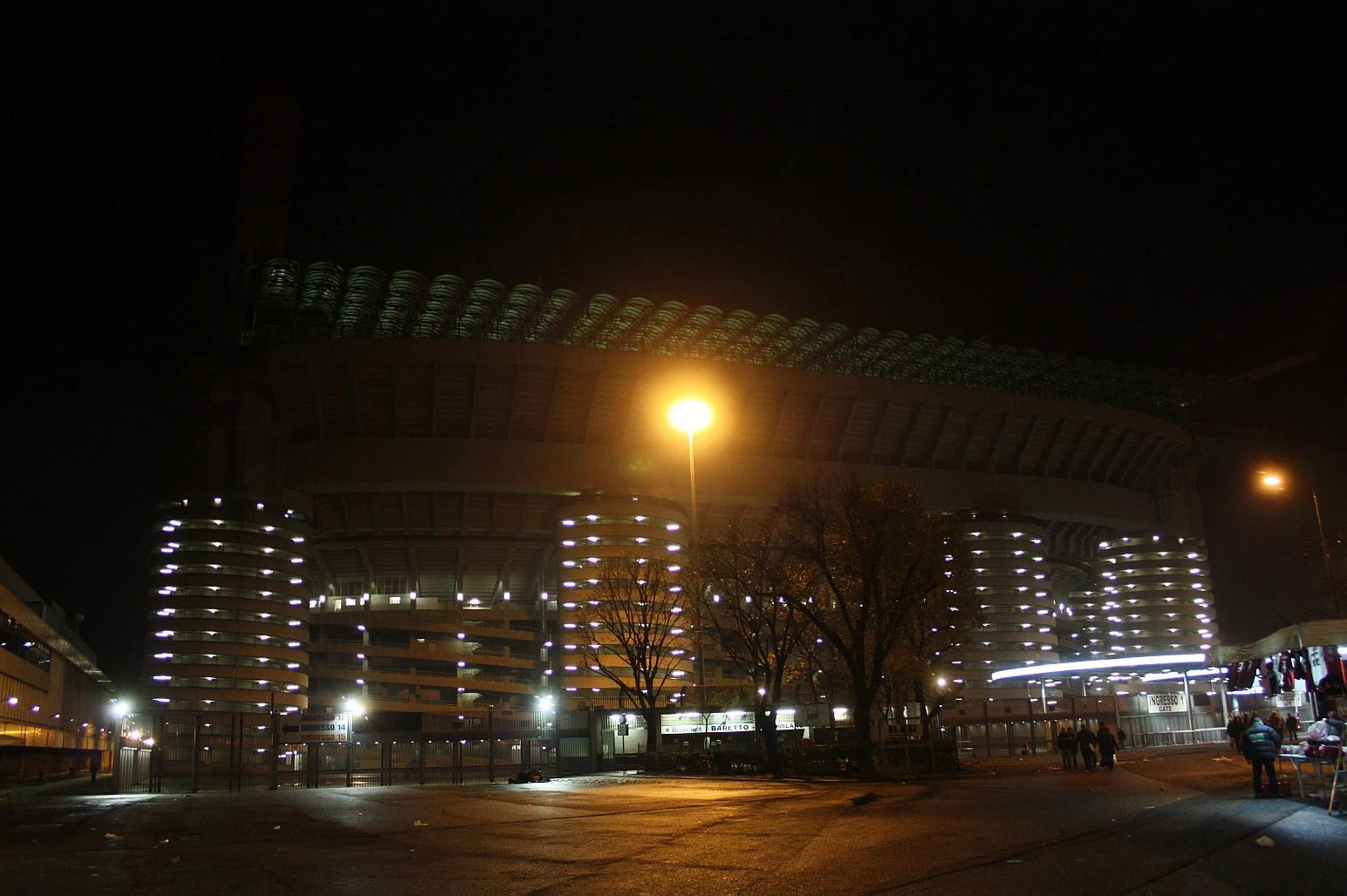 Lo stadio Giuseppe Meazza, San Siro, illuminato di notte