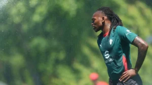 Milan, Leao parla chiaro: tendinite, posizione sbagliata e apertura alla Premier League