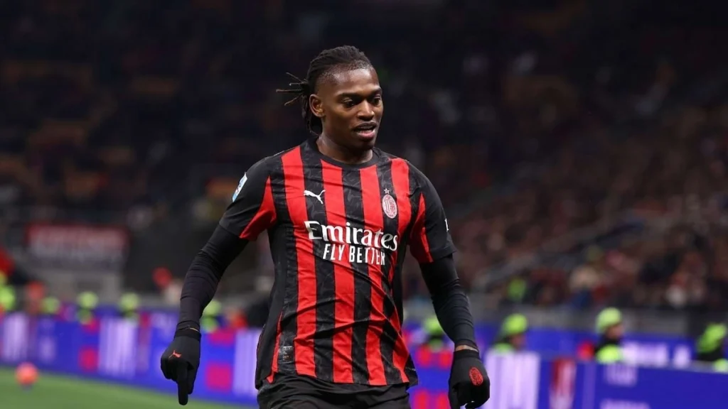 Milan, Leao divide i tifosi: United e Liverpool osservano