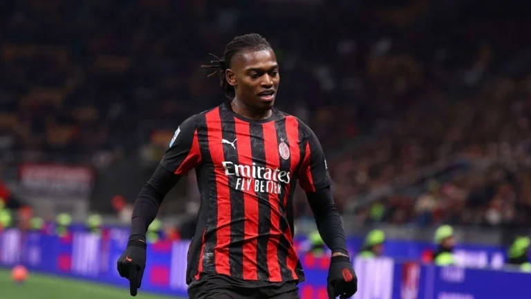 Milan, Leao divide i tifosi: United e Liverpool osservano